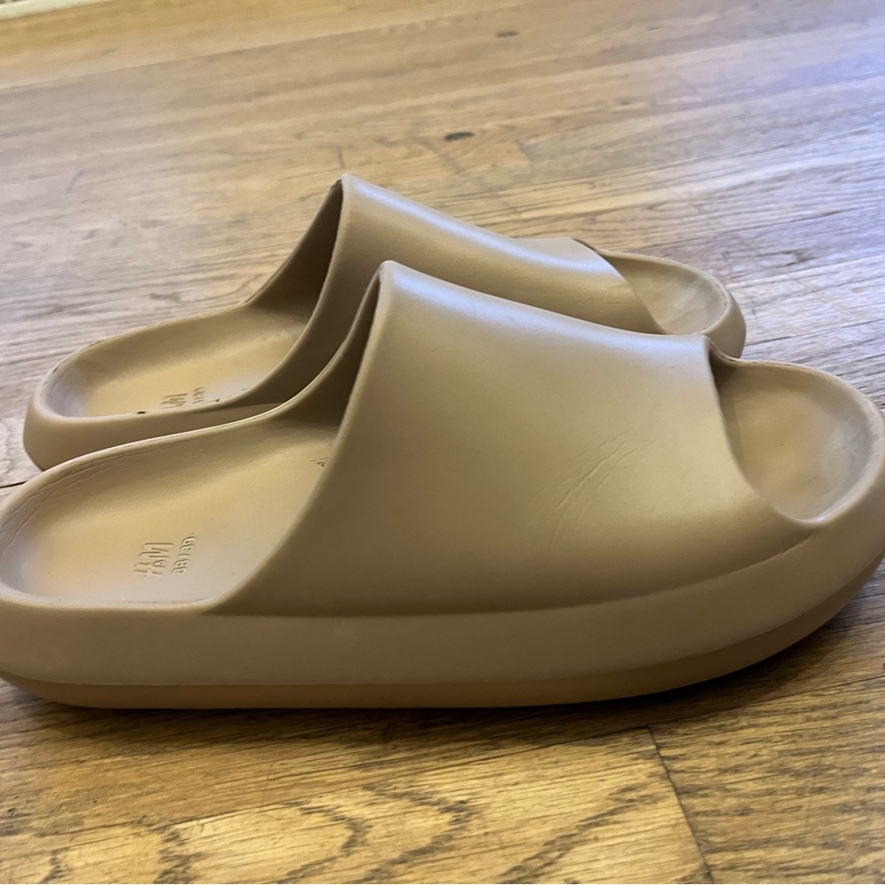 H&M slides Yeezy style